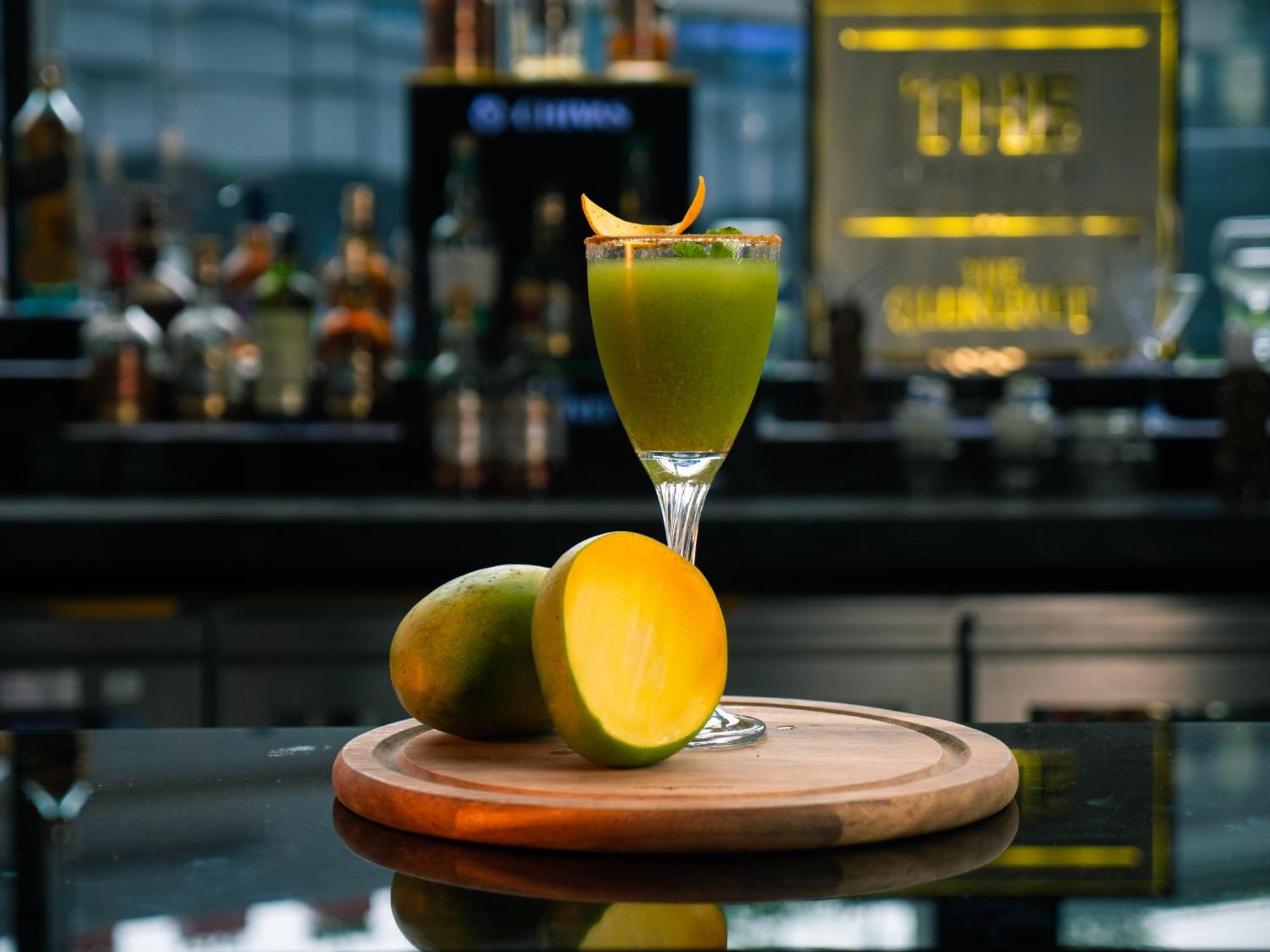 Novotel Kolkata Hotel And Residences Εξωτερικό φωτογραφία A mango smoothie