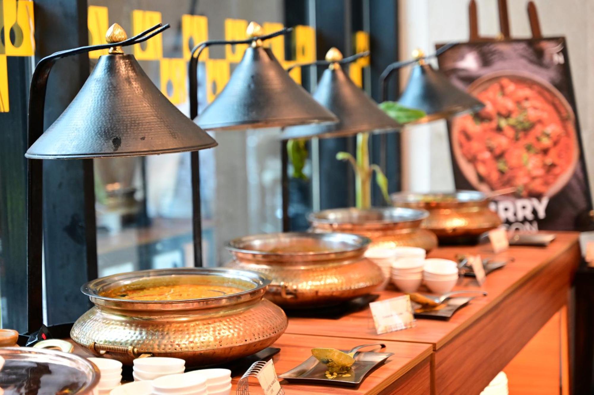 Novotel Kolkata Hotel And Residences Εξωτερικό φωτογραφία A chafing dish