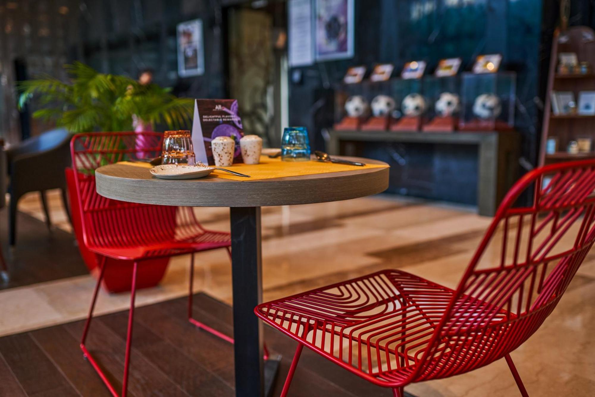 Novotel Kolkata Hotel And Residences Εξωτερικό φωτογραφία The interior of the hotel