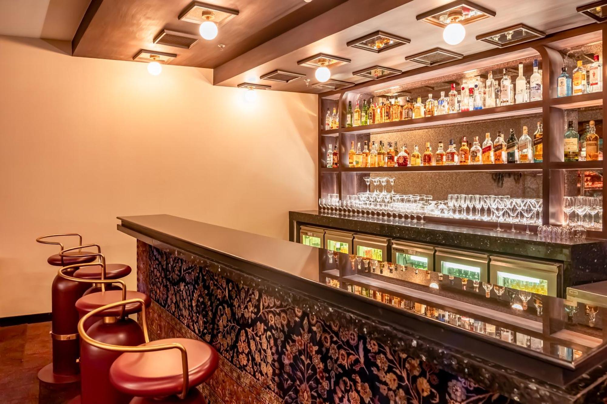 Novotel Kolkata Hotel And Residences Εξωτερικό φωτογραφία The bar at the hotel