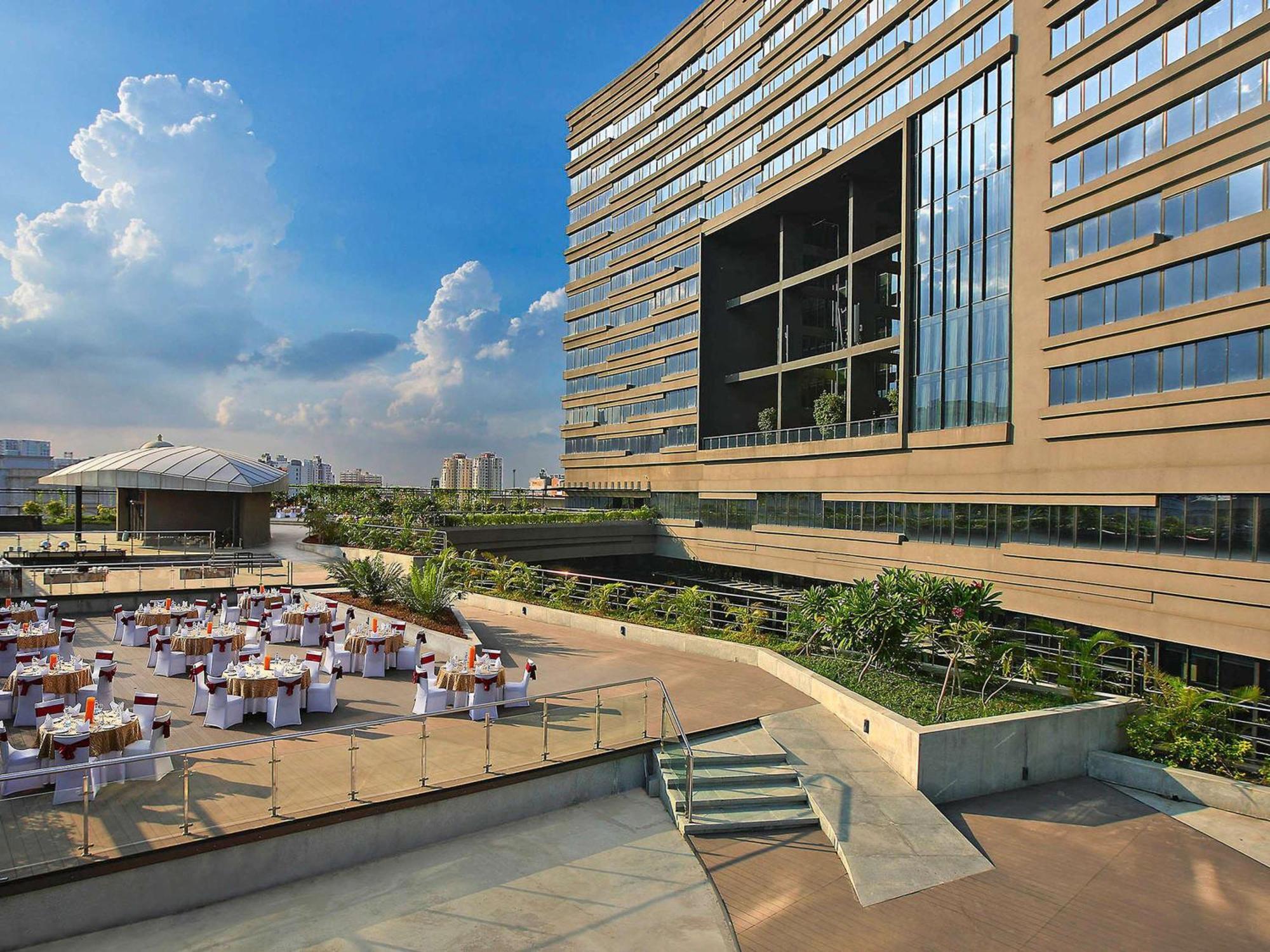 Novotel Kolkata Hotel And Residences Εξωτερικό φωτογραφία The Ritz-Carlton, DIFC, Dubai