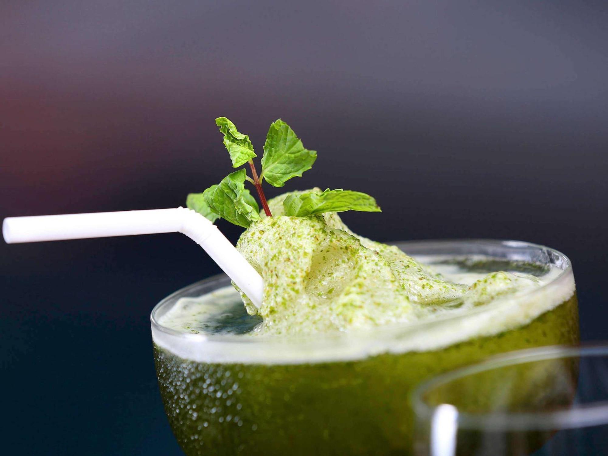 Novotel Kolkata Hotel And Residences Εξωτερικό φωτογραφία A matcha drink