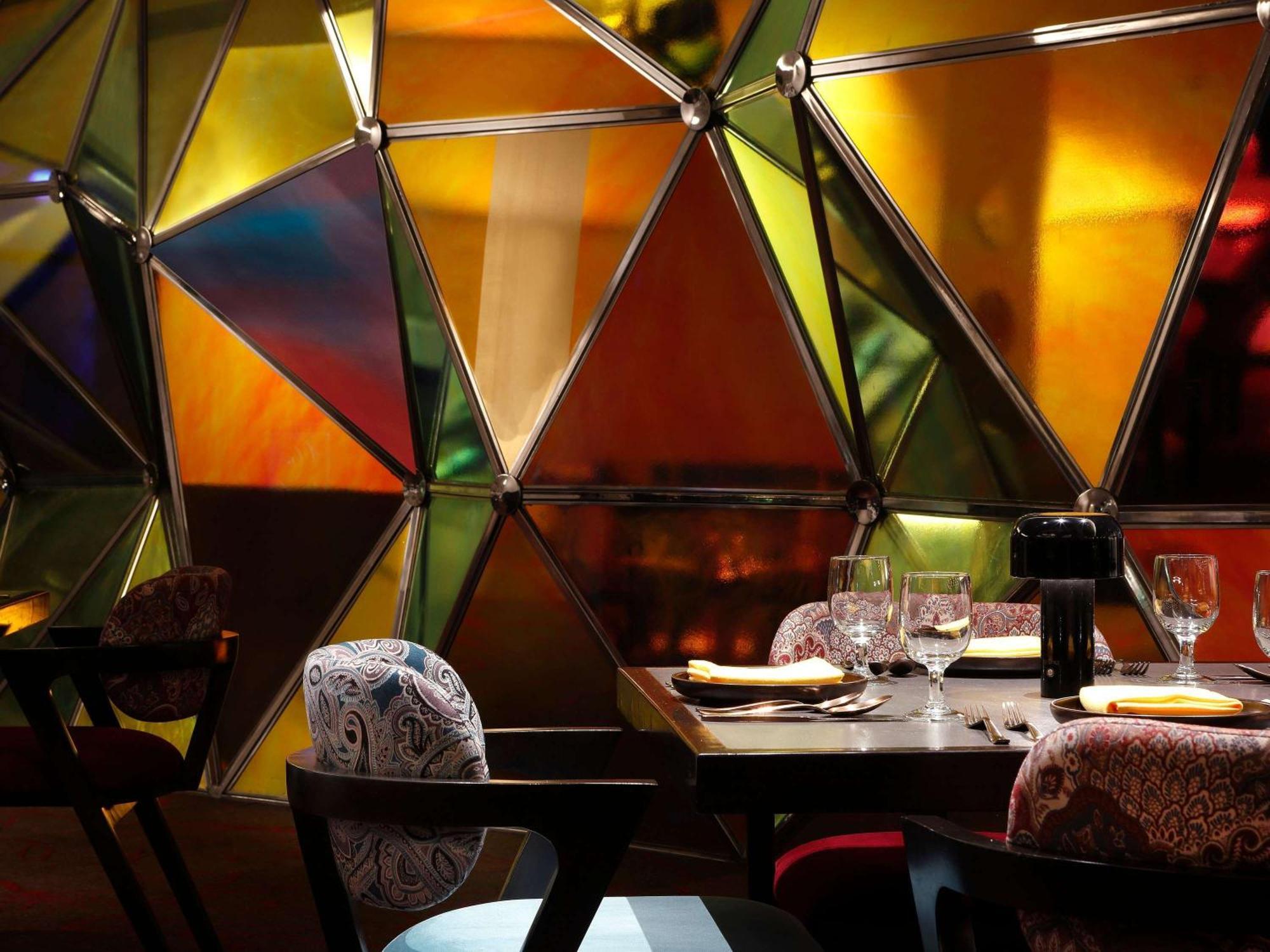 Novotel Kolkata Hotel And Residences Εξωτερικό φωτογραφία Interior of the restaurant