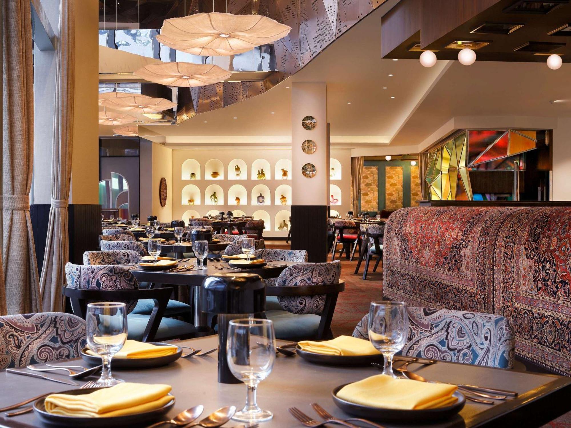 Novotel Kolkata Hotel And Residences Εξωτερικό φωτογραφία The interior of the restaurant