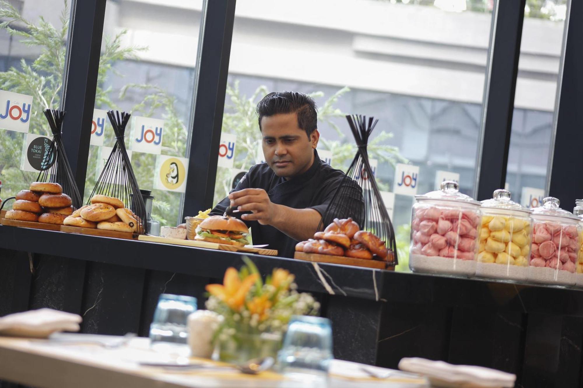 Novotel Kolkata Hotel And Residences Εξωτερικό φωτογραφία A chef at work